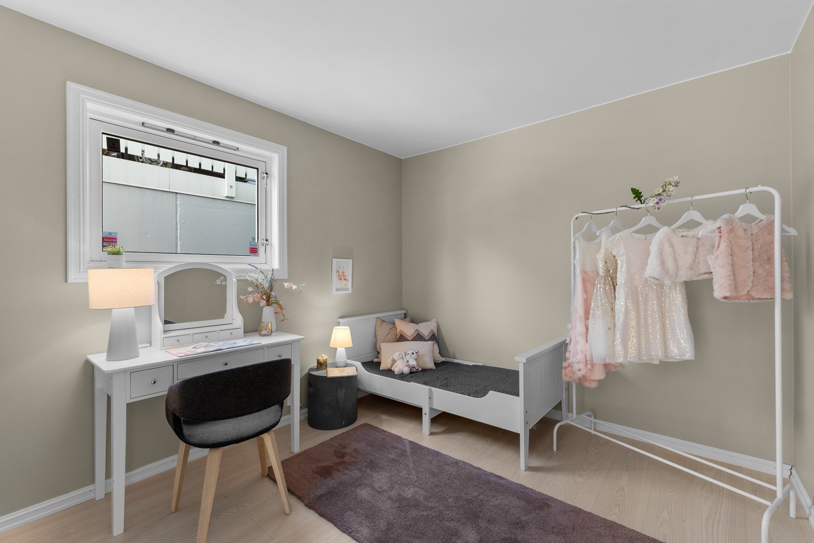 Soverom II er i likhet med resten av leiligheten nylig malt opp og har samme lekre gulv med gulvvarme. Galleribilde