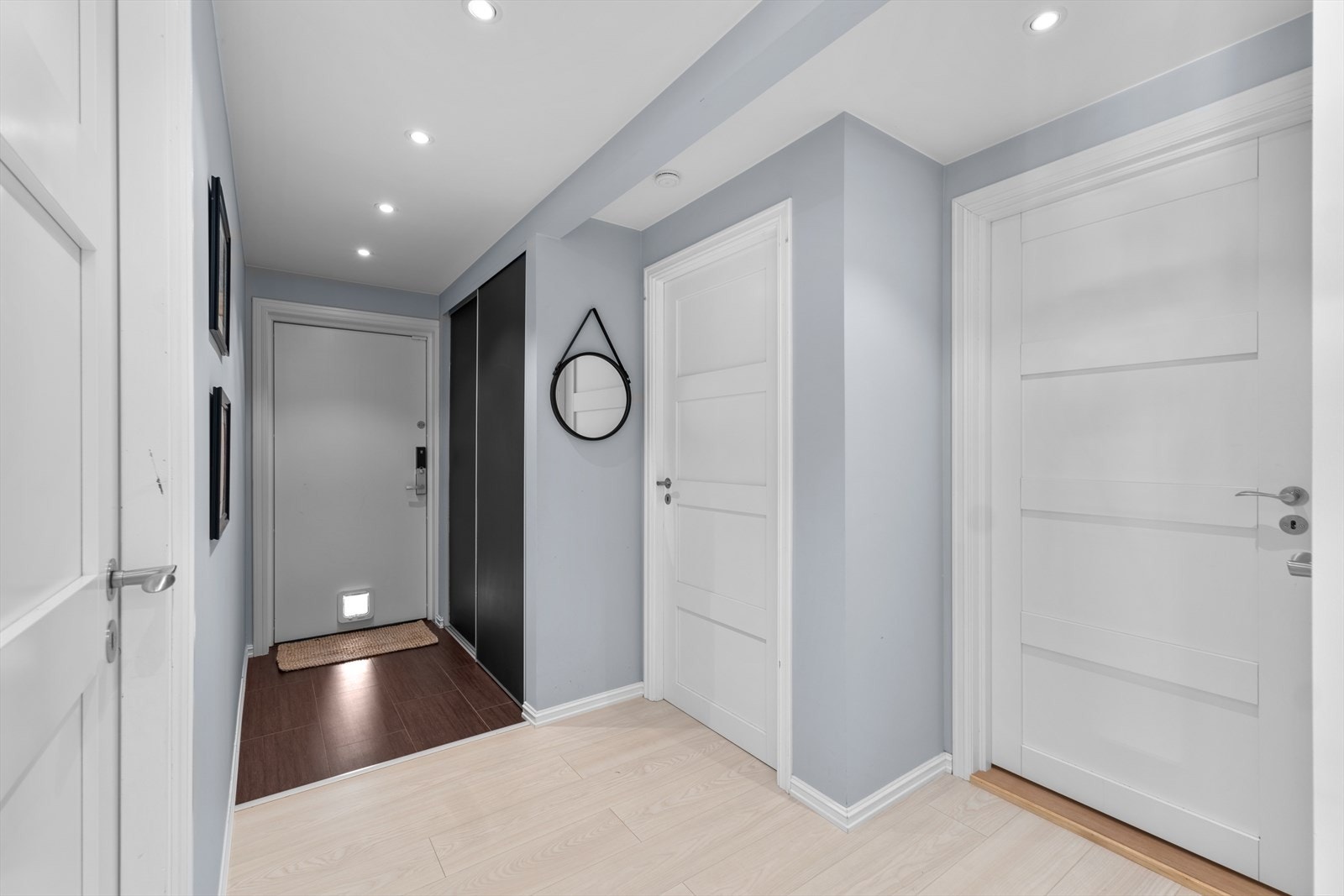 Romslig og godt opplsy entré med garderobe og flislagt gulv med varmekabler. Galleribilde