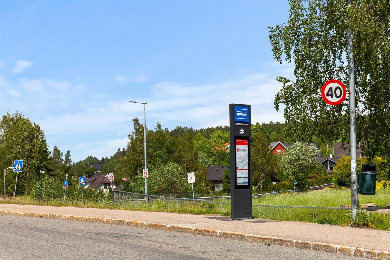 Kort vei til Dalssvingen busstopp. Galleribilde