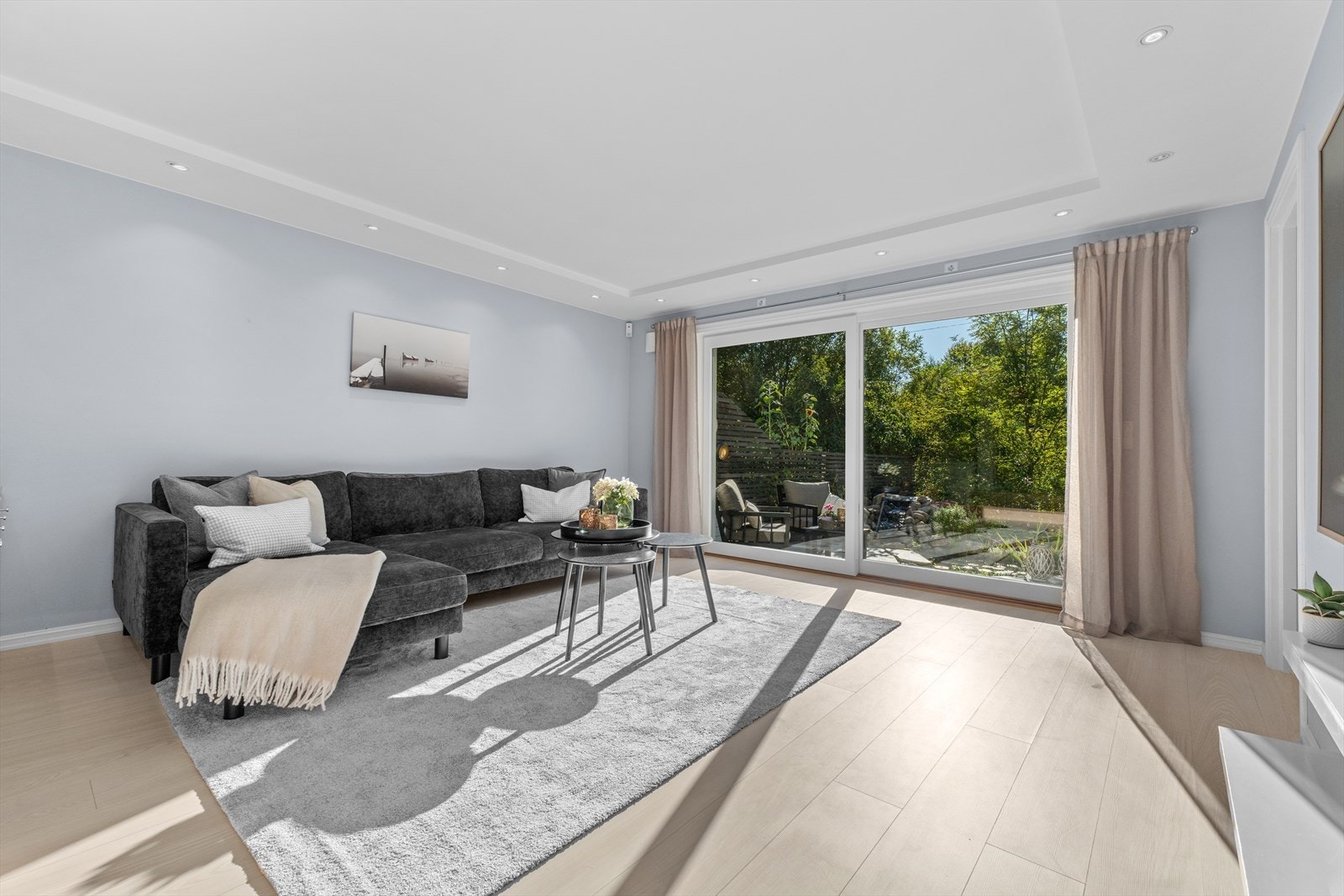 Store skyvedører slipper inn godt med lys og byr på flott utsikt mot frodig natur. Stuen er helt uten gjenboere og innsyn. Galleribilde