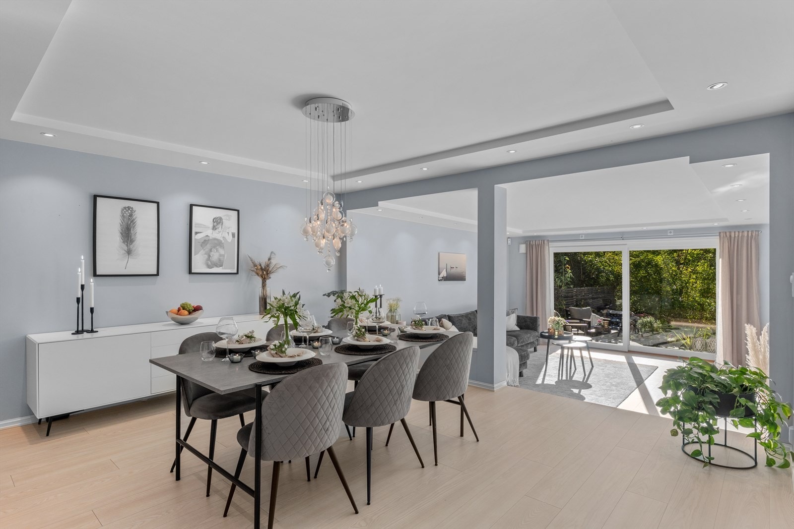 Stuen er delt i soner med to forskjellige nivåer. Galleribilde