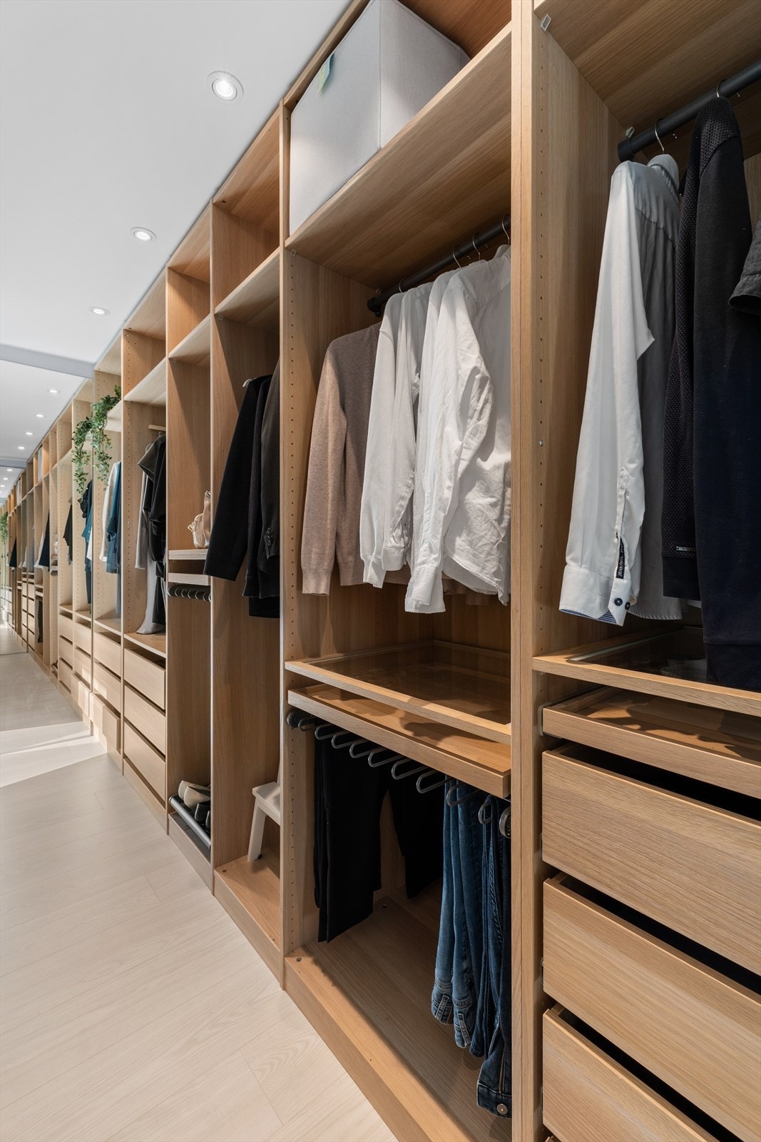 Garderoben er fullt utstyrt med skuffer og forskjellig innredning. Galleribilde