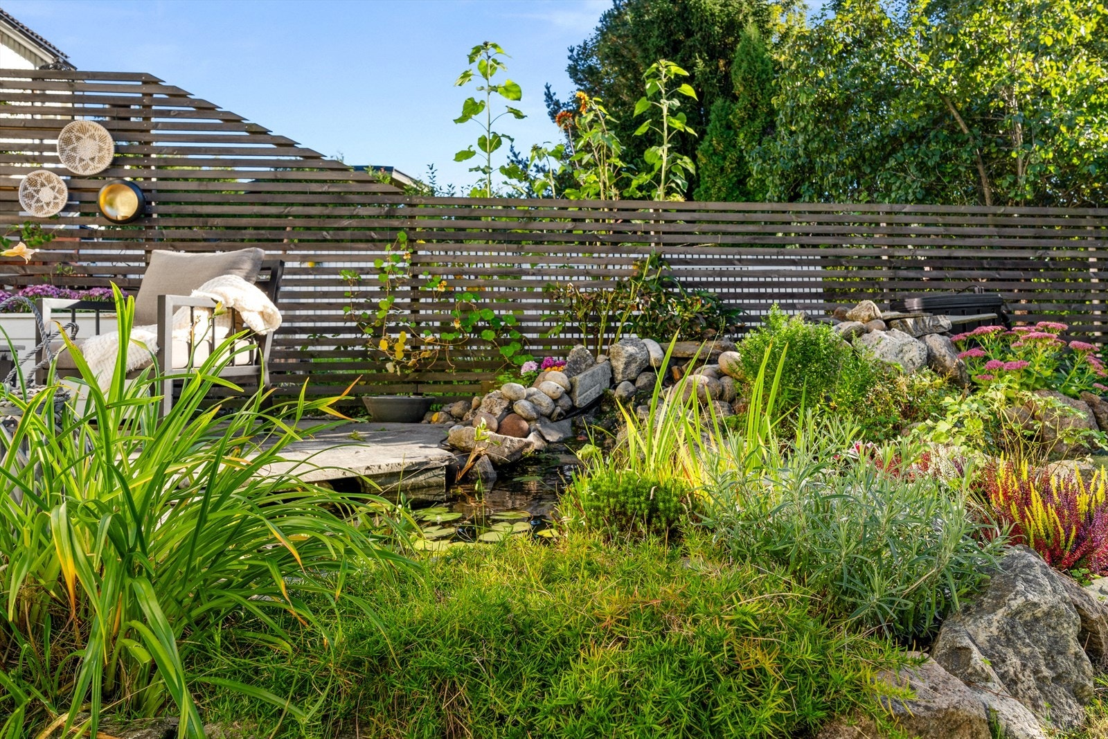 Pent opparbeidet med blomster og beplantning. Galleribilde