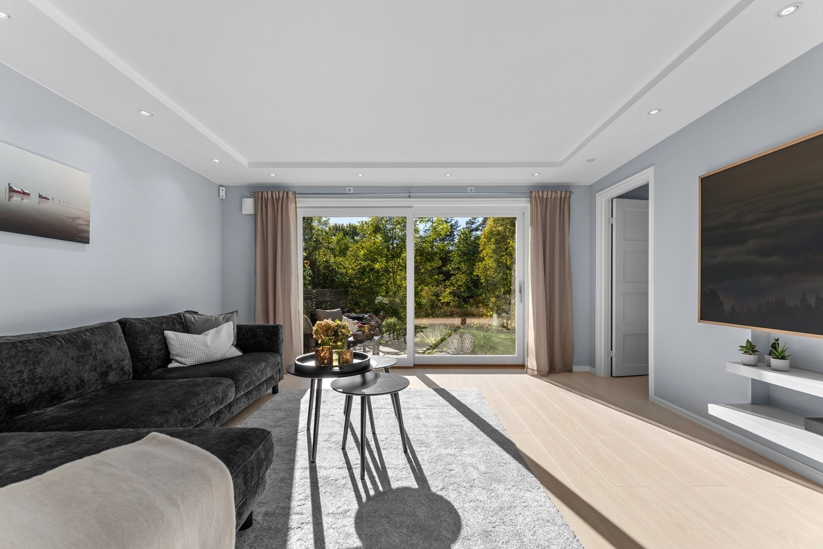 Store vindusflater og skyvedør slipper inn rikelig med naturlig lys. Galleribilde