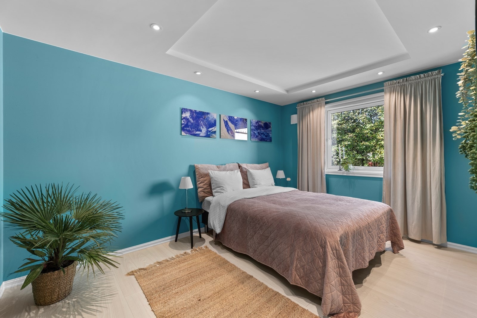 Alle tre soverom har romslig utforming som gjør dem fleksible i bruk - enten du trenger barnerom, gjesterom, kontor eller hobbyrom. Galleribilde