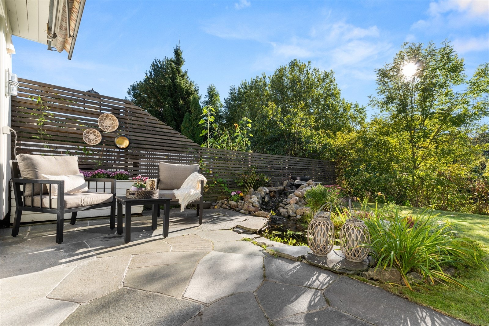 Stor platting med gode solforhold og plass til flere fine uteplasser på bakkeplan. Galleribilde