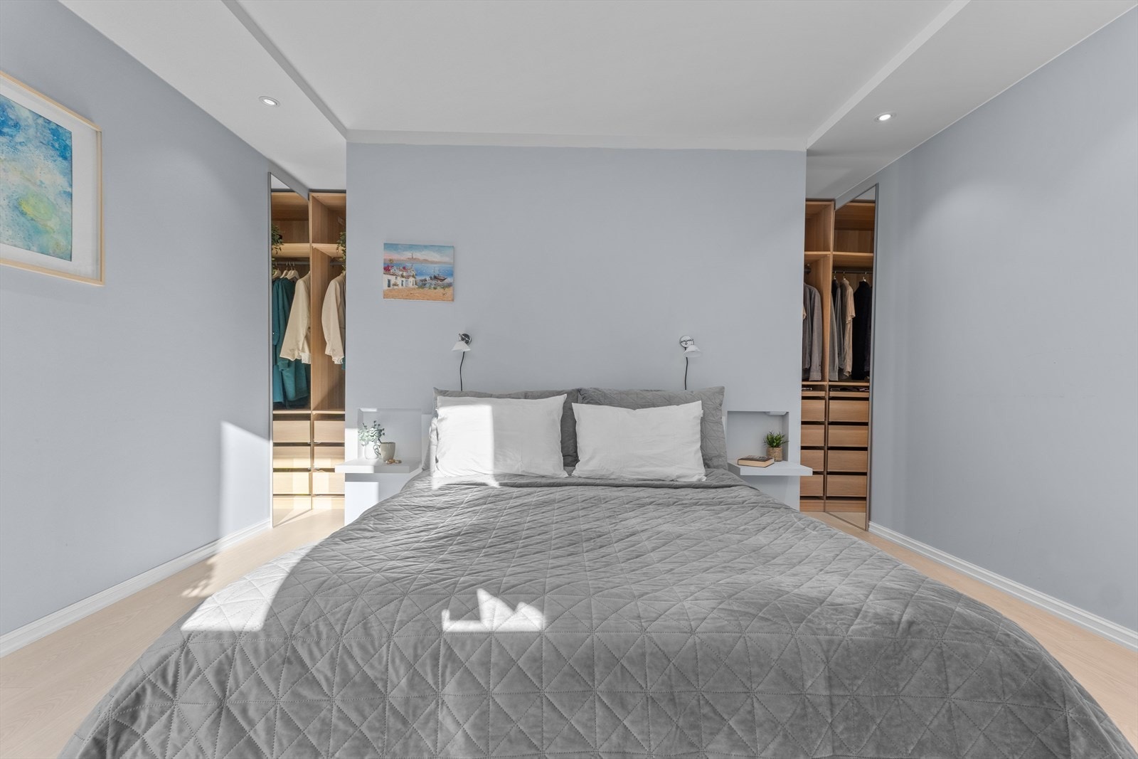 Åpen PAX-garderobe bak en skillevegg - med speilflater i begge ender. Galleribilde