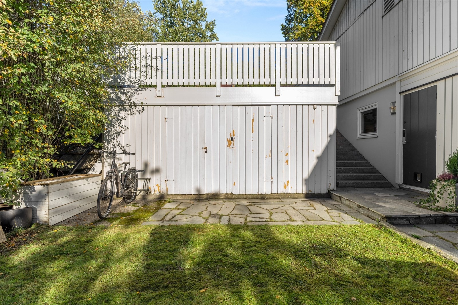 Boligen disponerer en utebod på 4 kvm. Perfekt for lagring av sesongutstyr, hageredskaper eller sportsutstyr. Galleribilde