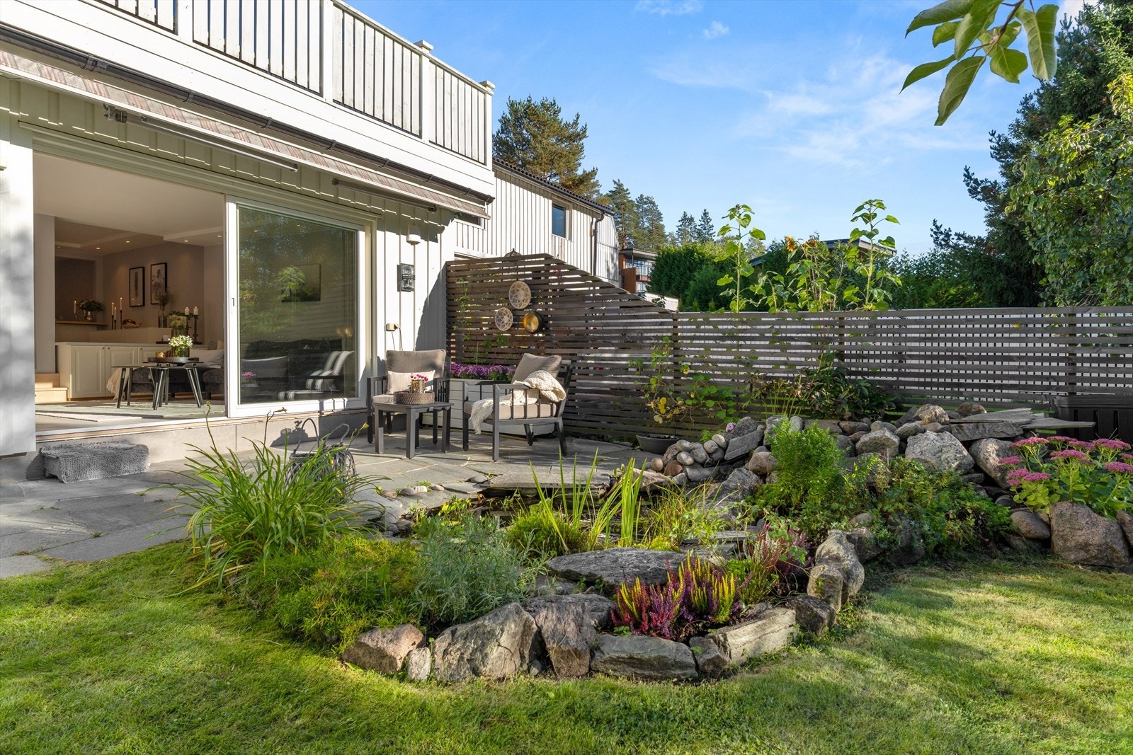 Hagen er påkostet og pent beplantet. Galleribilde