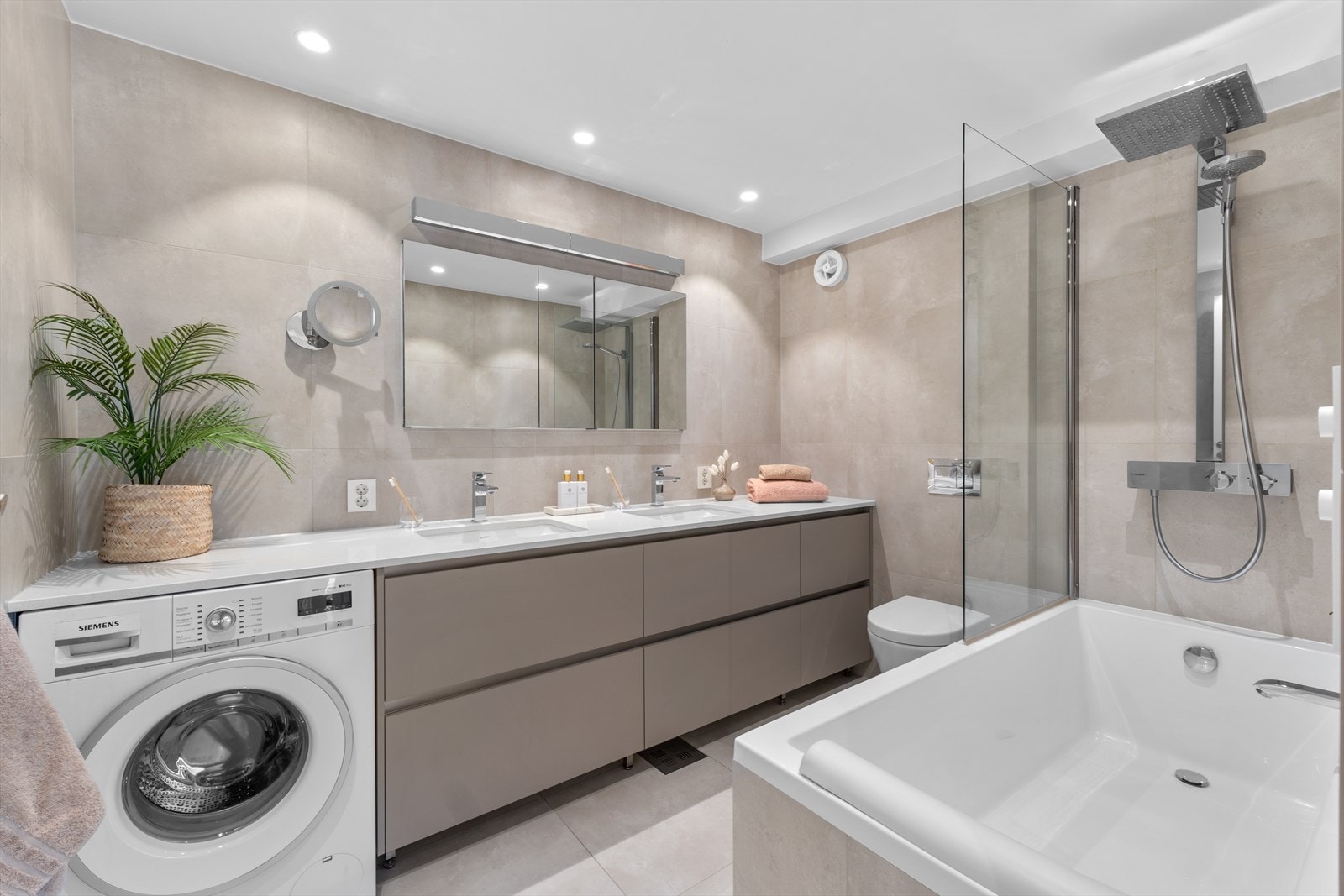 Stort og lekkert baderom fra 2020. Galleribilde