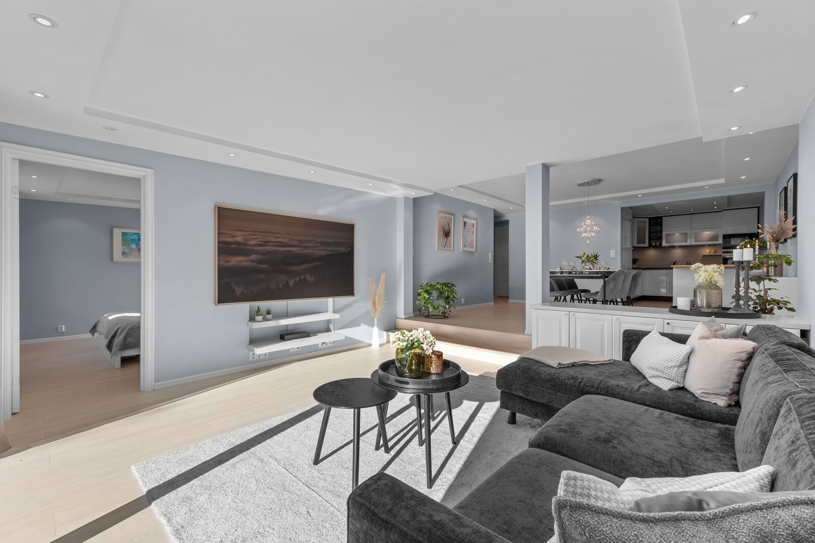 Boligen holder god standard med flotte farge- og materialvalg, terskefrie gulv med vannbåren varme, innfelt belysning, m.m. Galleribilde