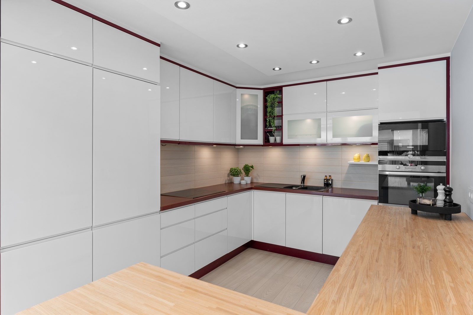 Pent og innholdsrikt kjøkken med mye skap- og benkplass og som er fullt utrustet med integrerte hvitevarer. Galleribilde