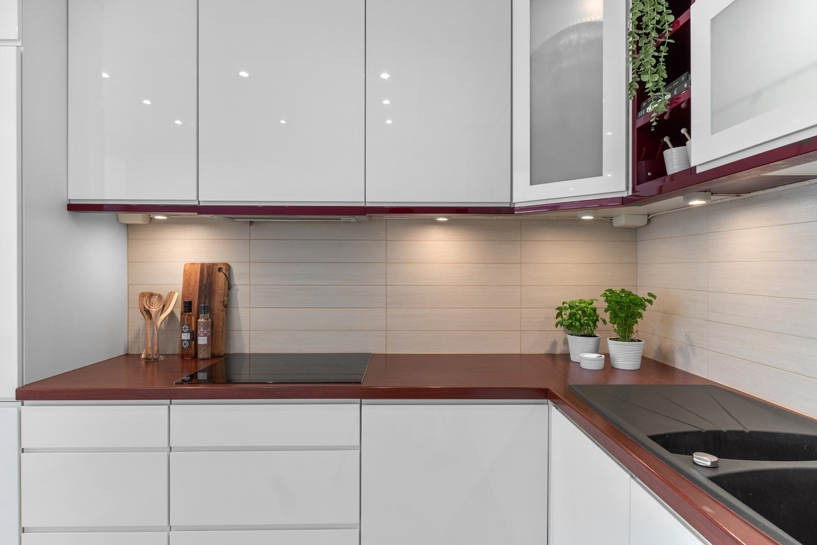 Kjøkkenet har mekanisk avtrekk som sender luften ut av boligen. Galleribilde