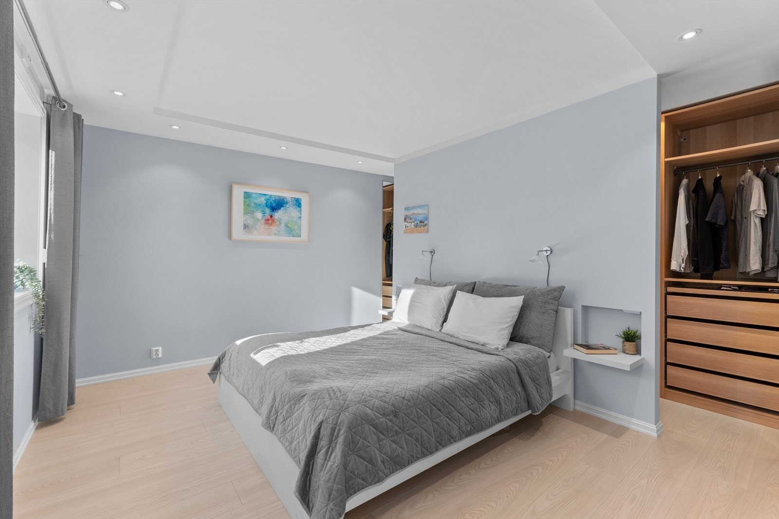 Hovedsoverommet er romslig og har en gjennomtenkt garderobeløsning som utnytter plassen på en smart og elegant måte. Galleribilde