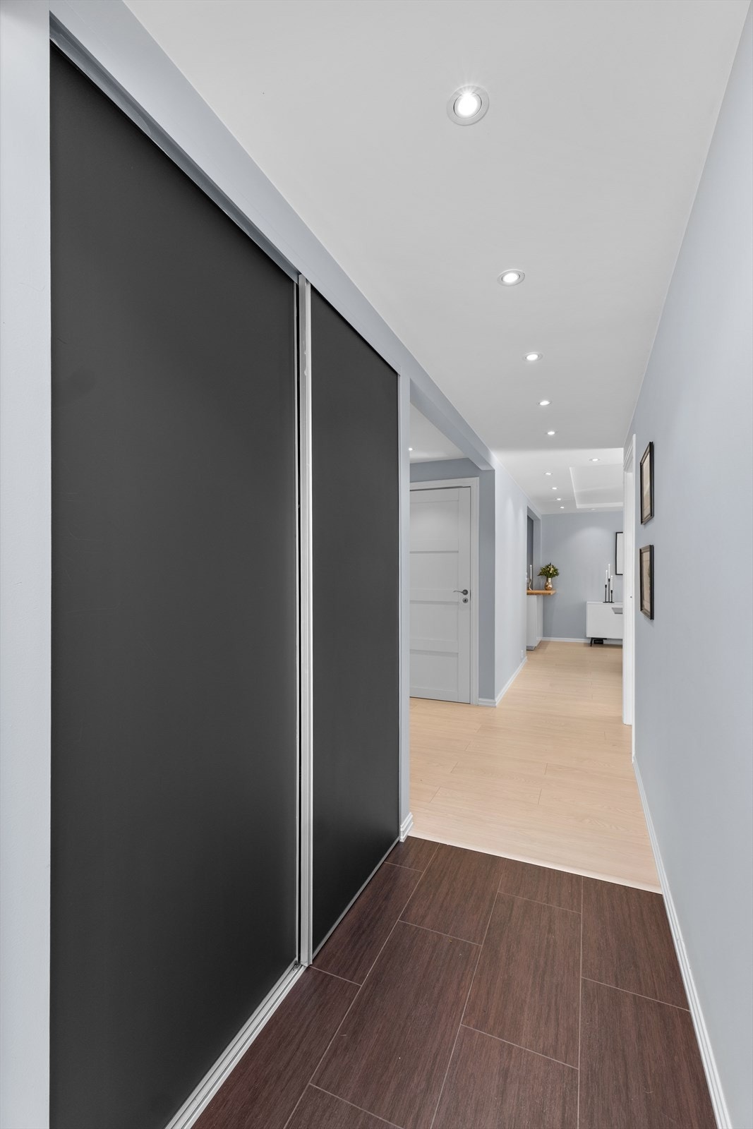 Her finner du en romslig, innebygget skyvedørsgarderobe med god plass til oppbevaring av yttertøy og sko. Galleribilde