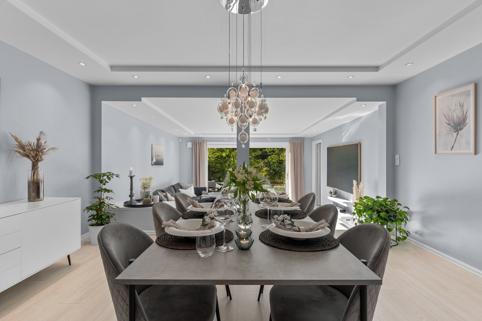 En innholdsrik og familievennlig horisontaldelt tomannsbolig med en påkostet og vakkert opparbeidet hage. Galleribilde