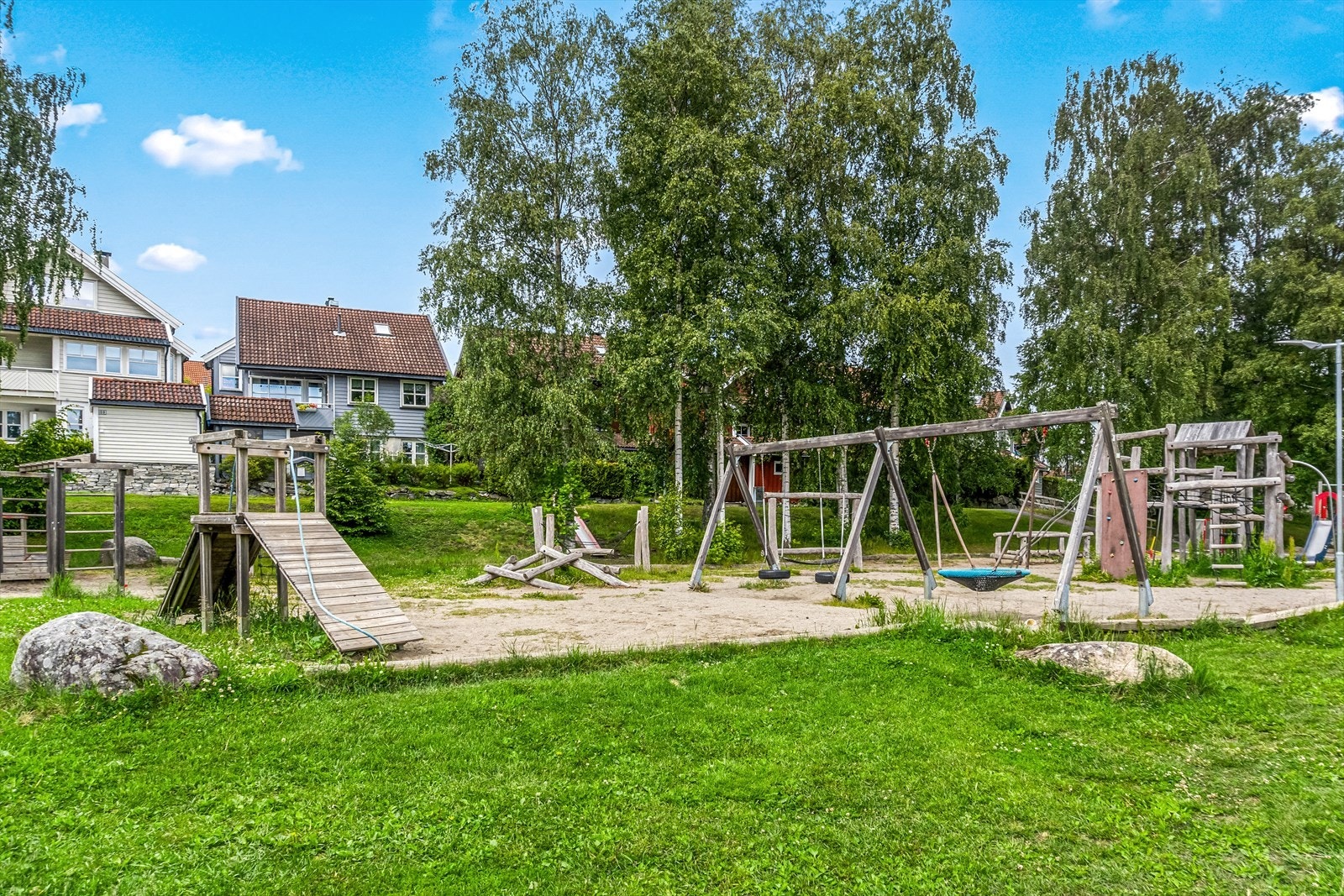 Lekeplass i nærheten. Galleribilde