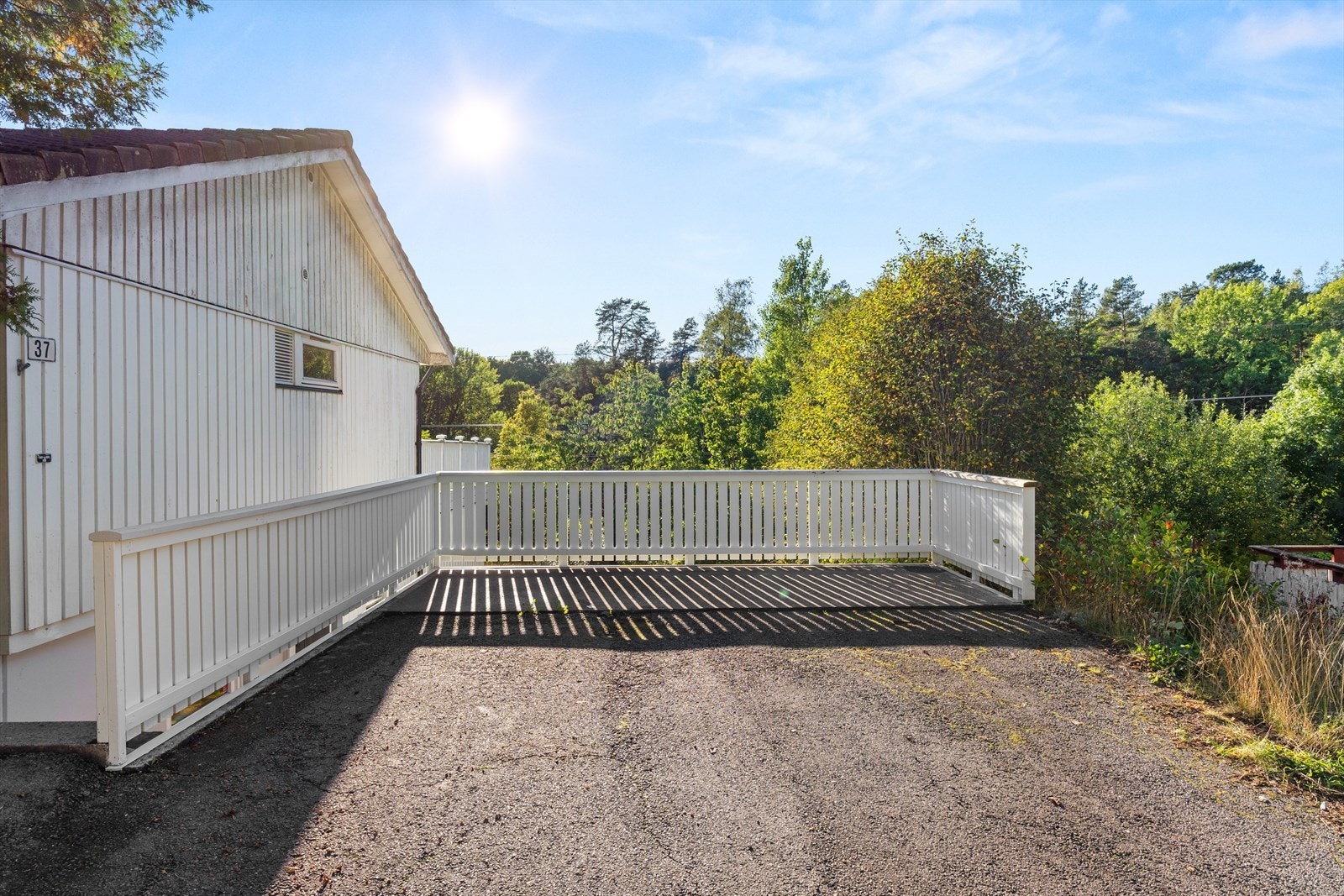 Sameiet har felles parkeringsplass på tomten. Denne boligen har rett på én biloppstillingsplass. Galleribilde