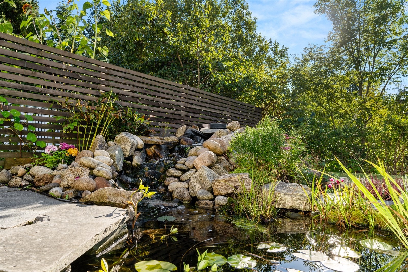 Gode solforhold og fine uteplasser på bakkeplan. Her kan det settes opp trampoline, lekehytte eller bare nytes som den er - en grønn oase med plass til aktivitet og hygge. Galleribilde