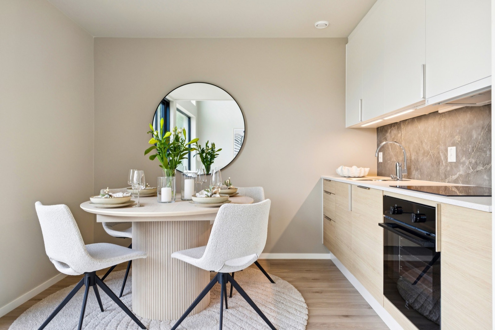 Kjøkkenet er minimalistisk, med integrert stekeovn, platetopp, ventilator, oppvaskmaskin og plass til kjøl- og fryseskap. Galleribilde