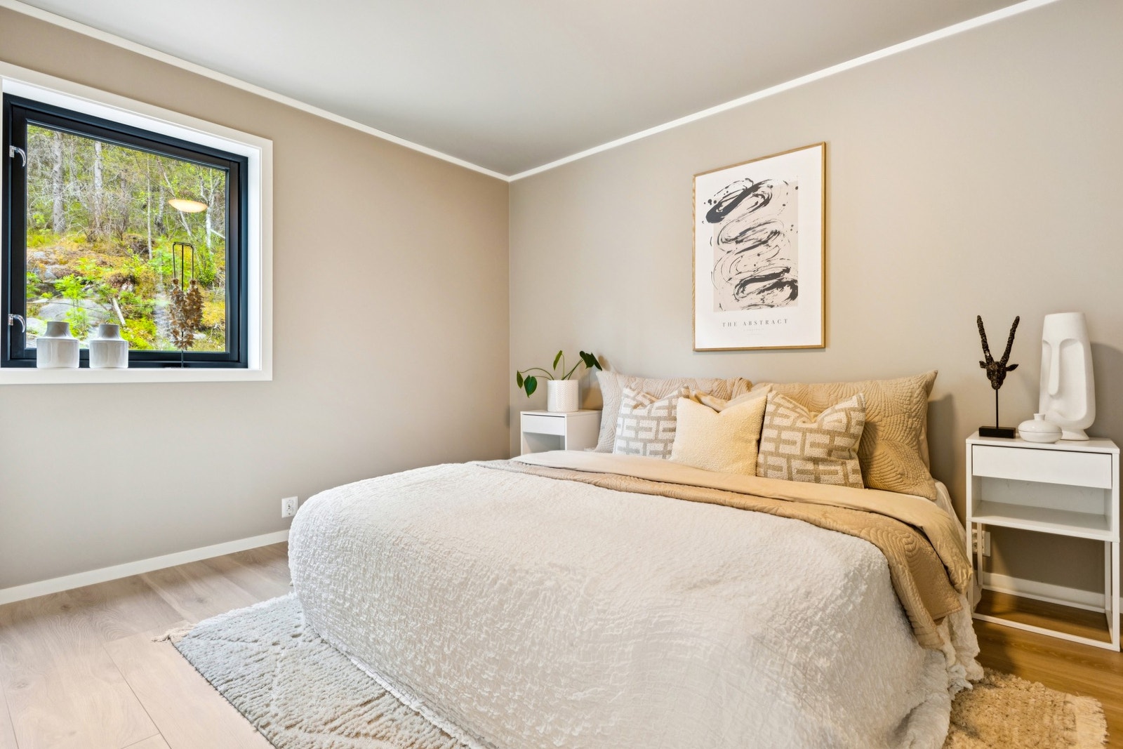 Etasjen byr videre på et romslig hovedsoverom med vindu vendt mot øst. Galleribilde