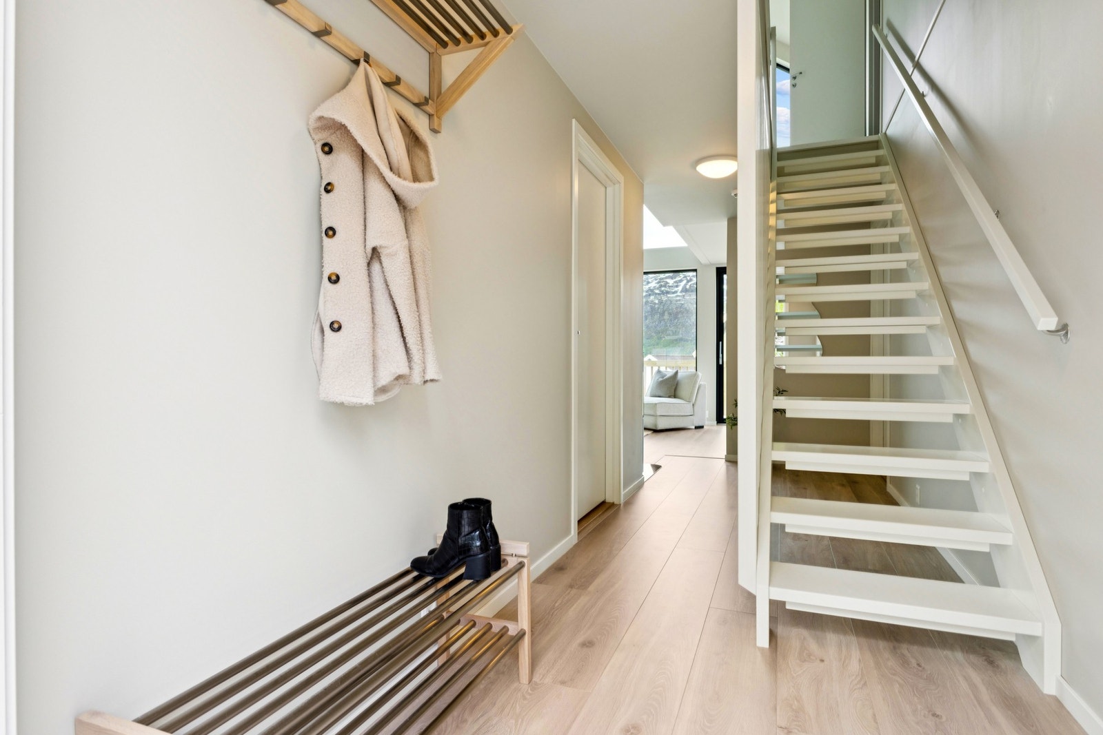 Fra gangen har du enkel adkomst til badet, hovedsoverommet, bod/teknisk og trapp til loftsetasjen. Galleribilde