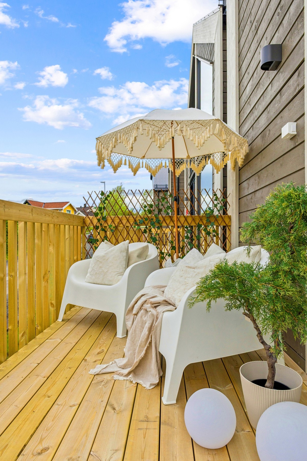 Med adkomst fra stuen har du en fin og enkel uteplass. Galleribilde