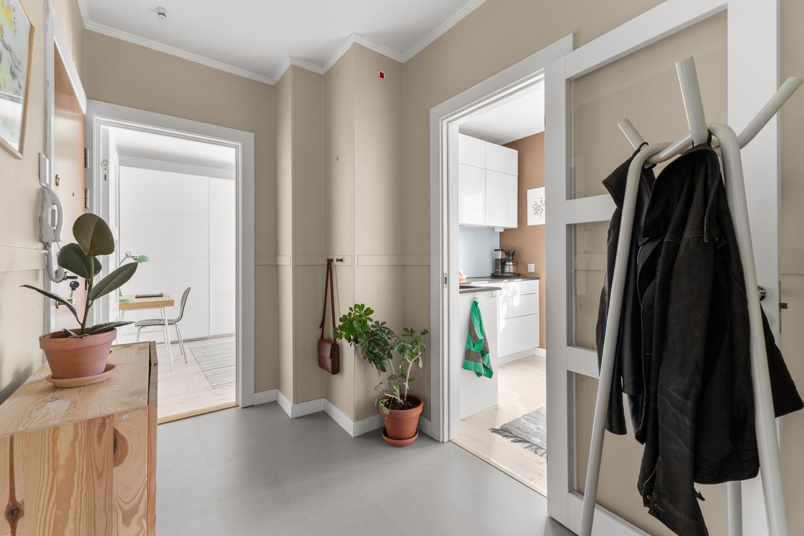 Fra entré har du direkte adkomst til soverom, kjøkken, bad og stue. Galleribilde