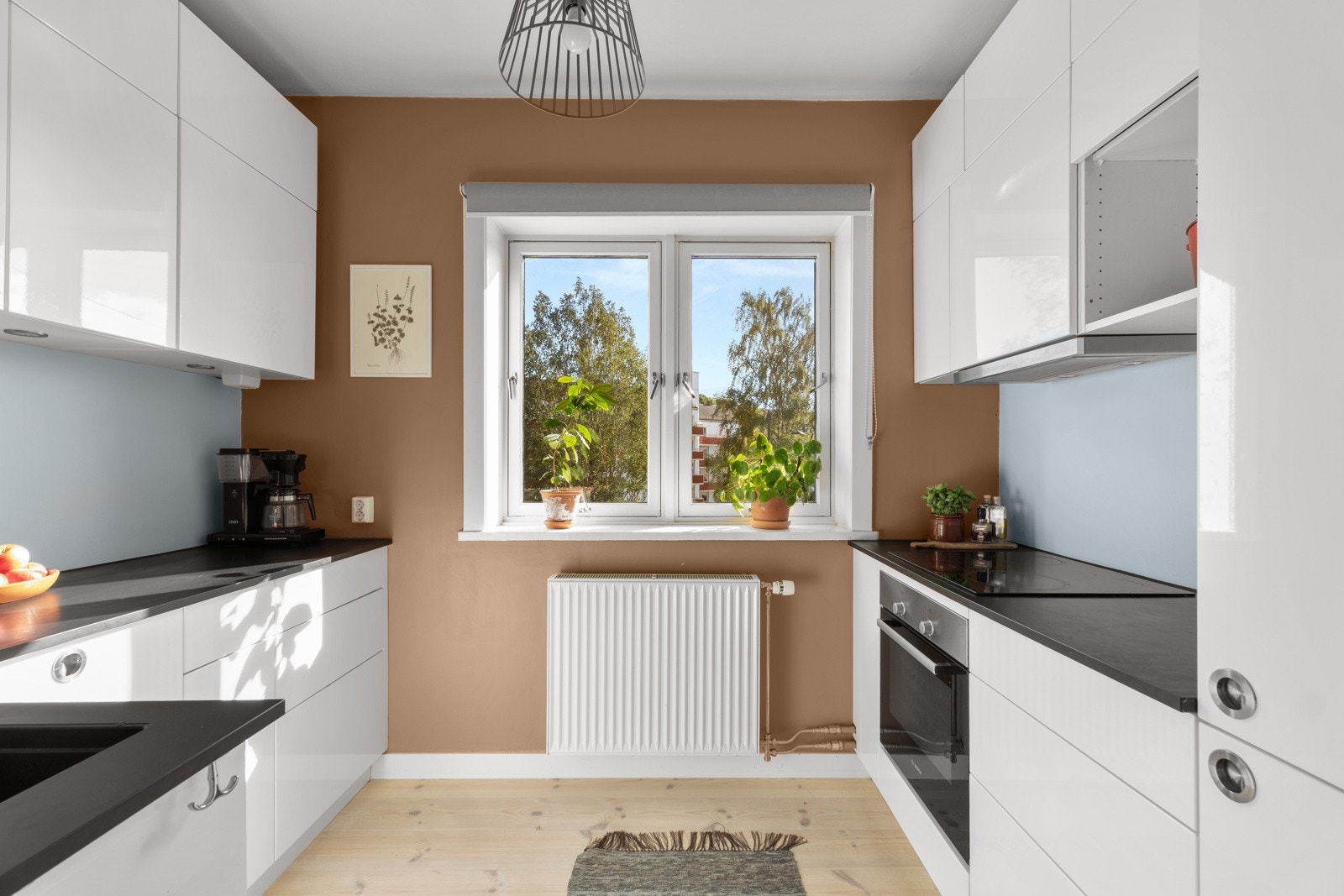 Moderne kjøkken (2016) i delvis åpen løsning mot entré, levert av Kvik. Galleribilde