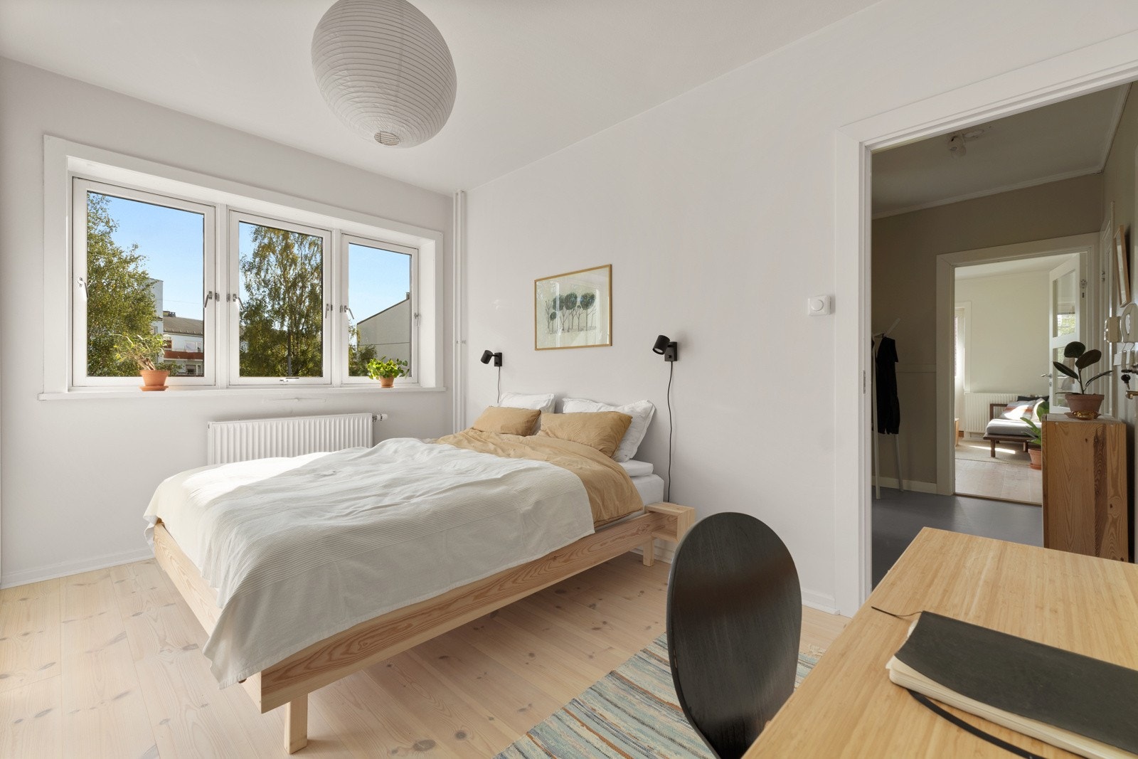 Hyggelig rom med plass til dobbeltseng med tilhørende møblement på hver side av sengen, skrivebord og garderobeskap. Galleribilde