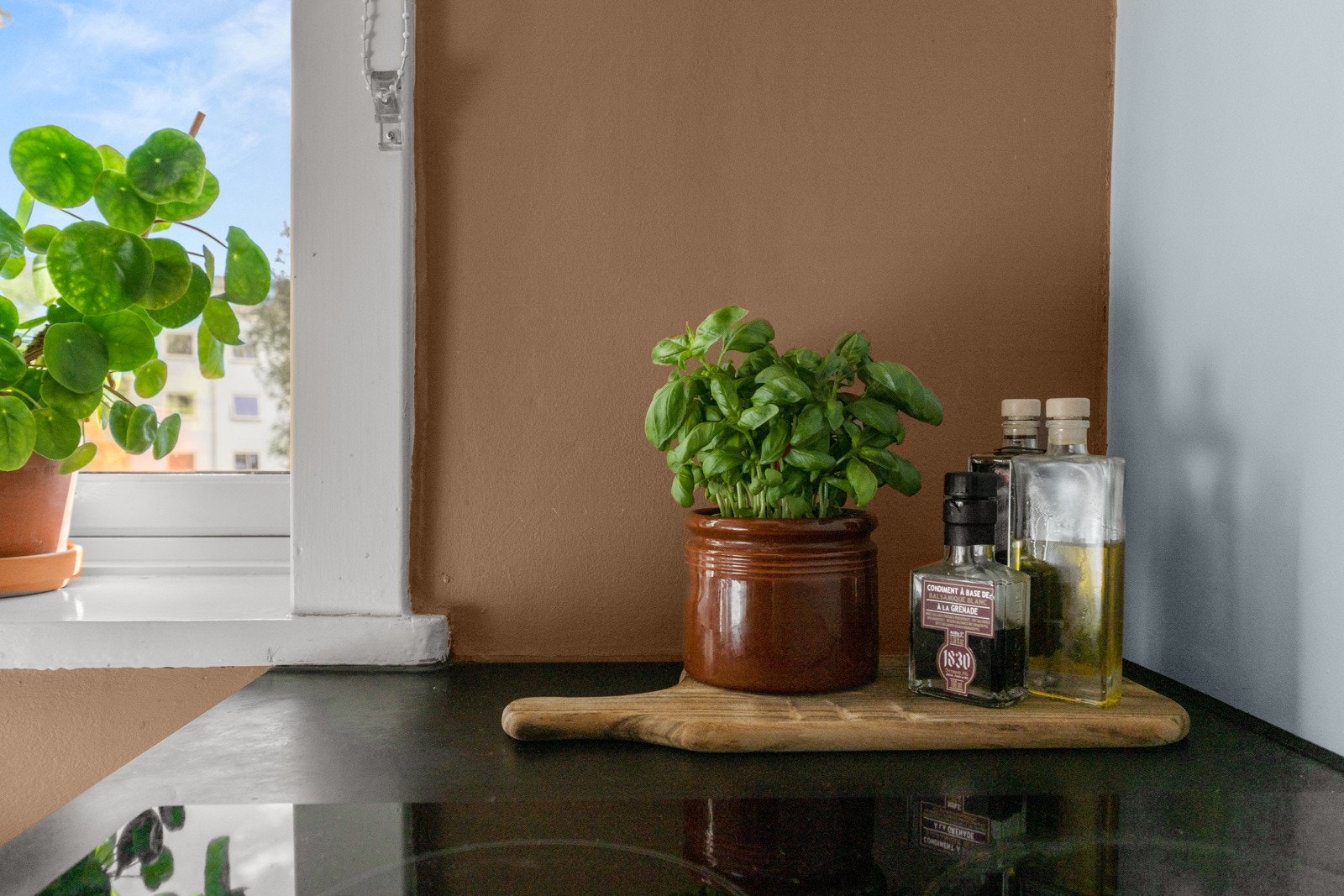 Kjøkkeninnredning består av glatte fronter og benkeplate av laminat. Galleribilde