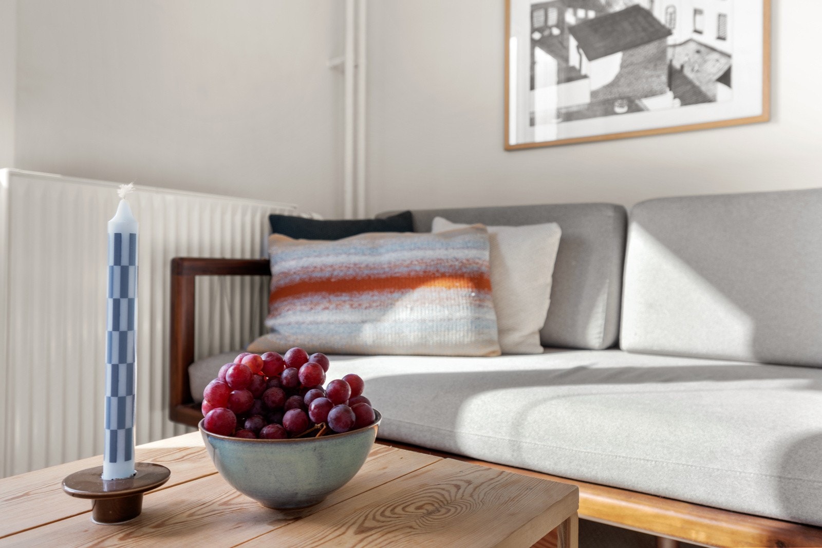 Internbeliggenheten på hjørnet av bygget sørger for vinduer på to av veggene i stuen. Galleribilde