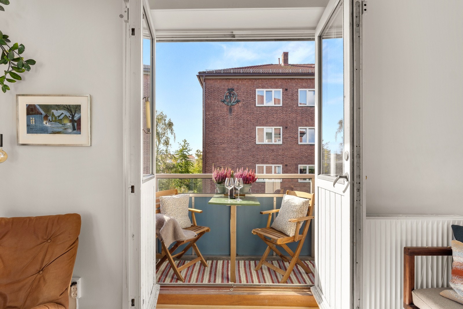 Doble dører ut til balkong gir en følelse av balkongen fungerer som en naturlig forlengelse av stuen på sommerstid. Galleribilde