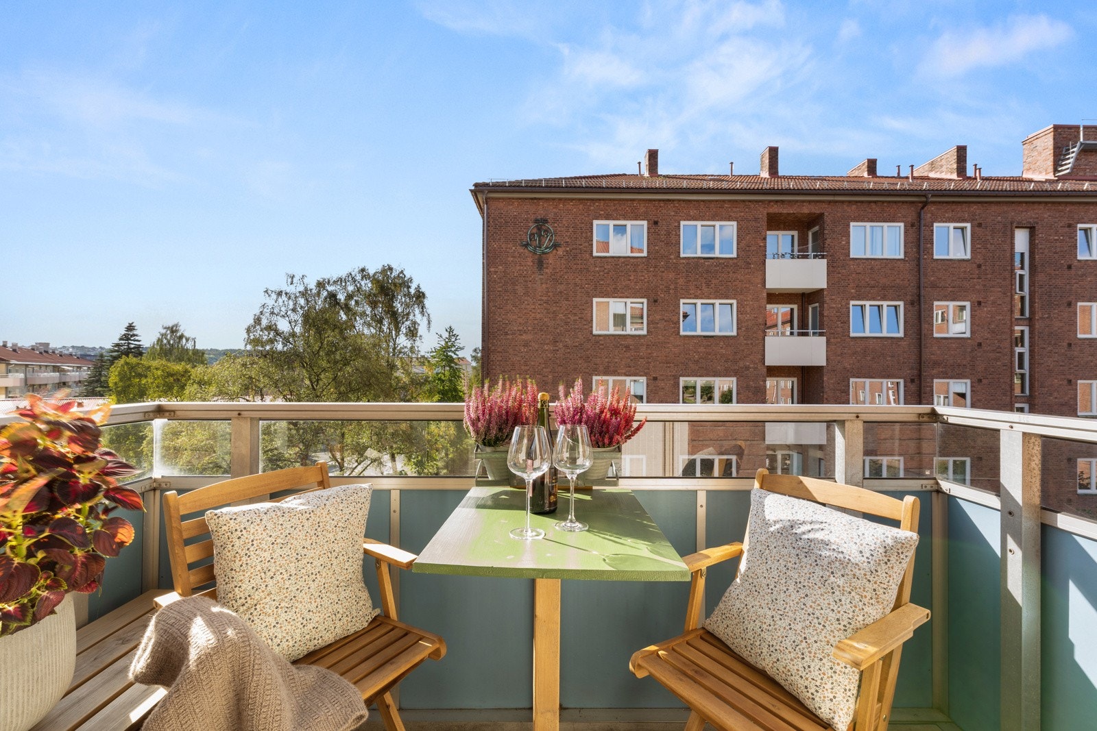 Selger opplyser om sol fra kl. 11:00 til kveldstid om sommeren. Galleribilde