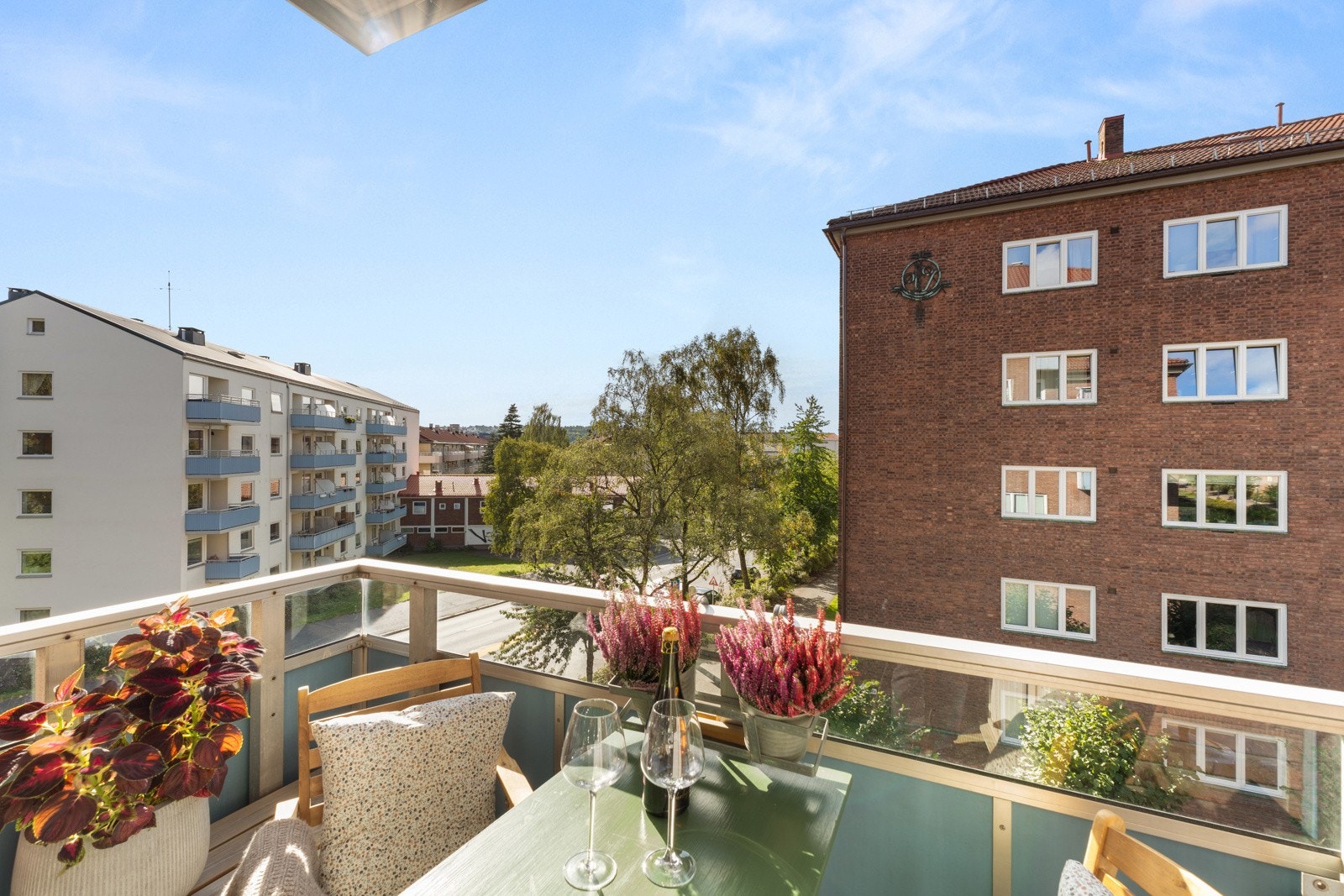 På den sydvestvendte balkongen er det plass til et kafésett og beplatning. Galleribilde