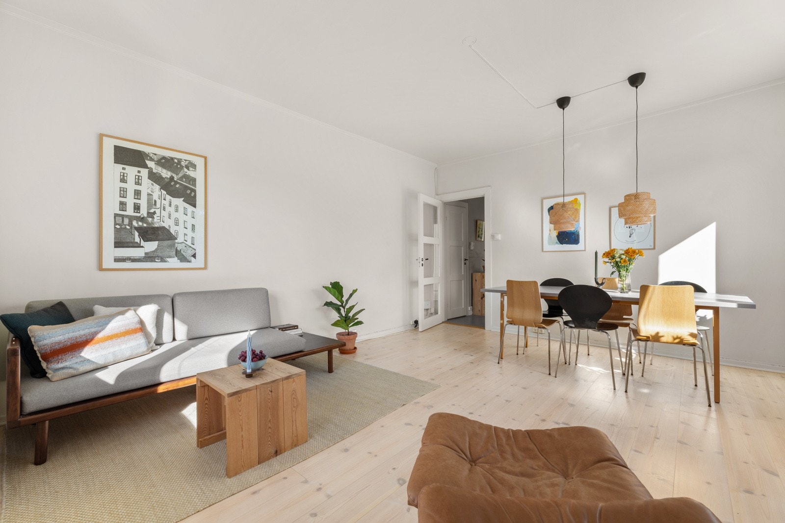 Store vindusflater slipper inn rikelig med naturlig lys, og skaper en luftig og god romfølelse. Galleribilde