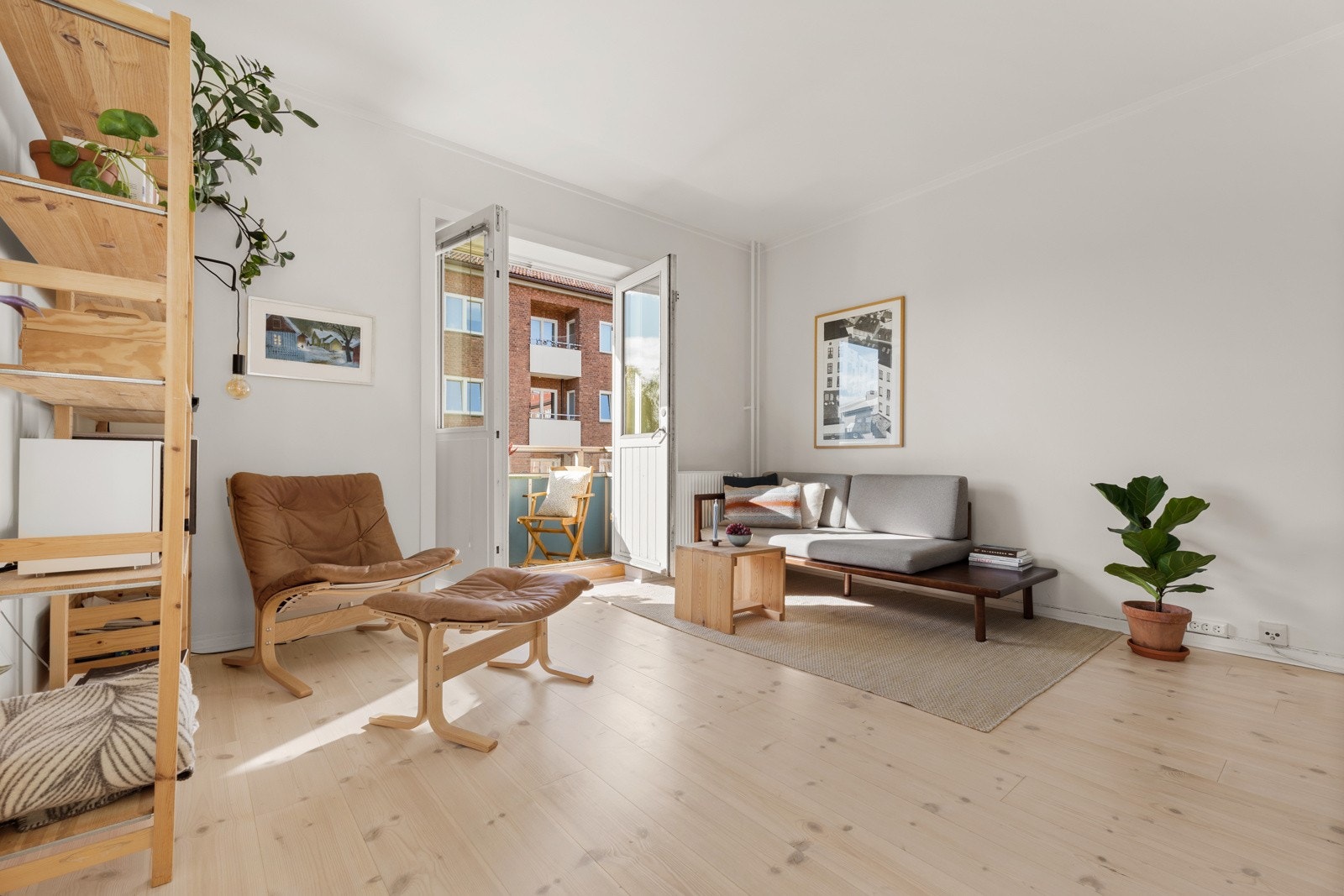 Leiligheten har en lys og innbydende stue med utgang til en balkong på 2 m². Galleribilde