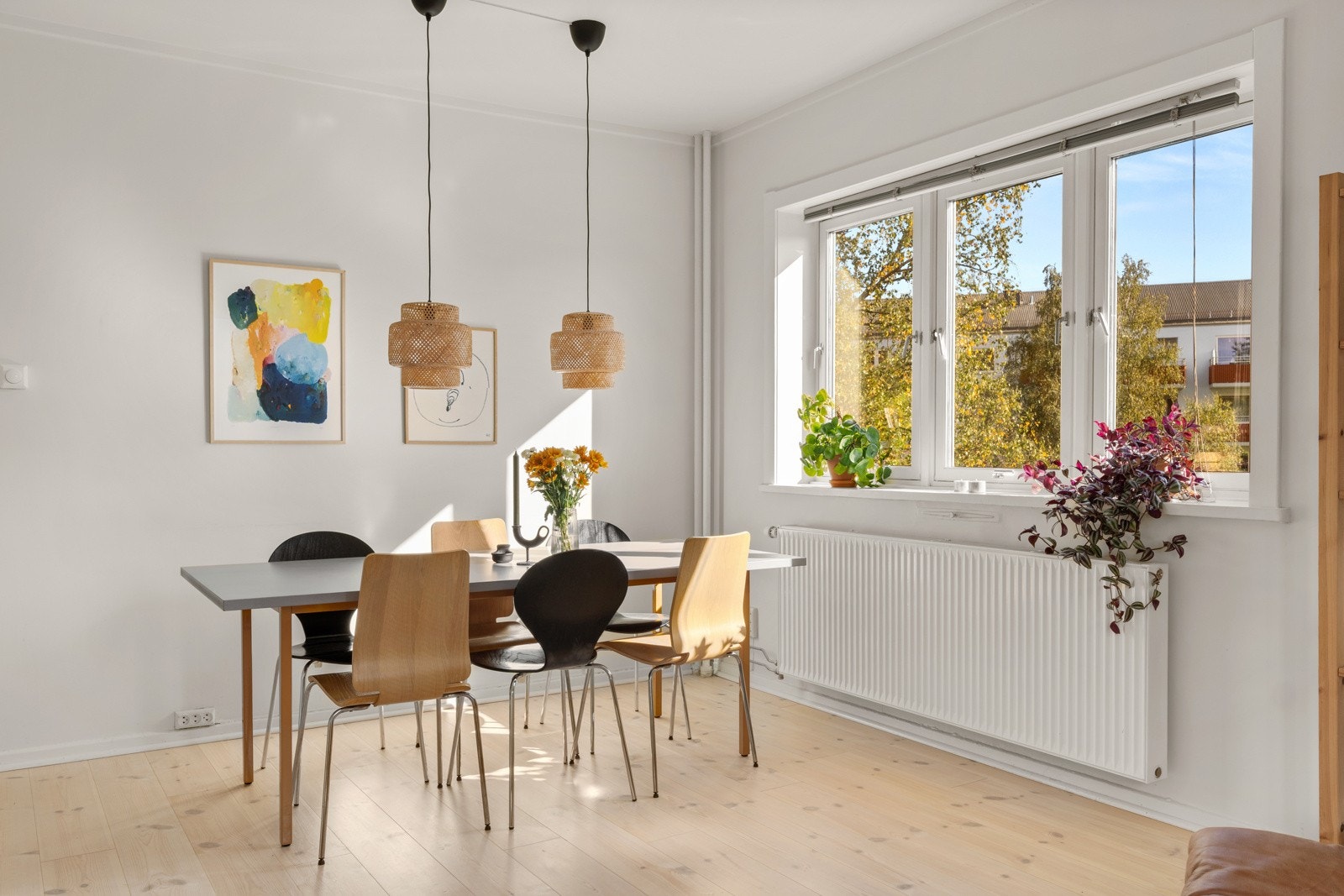 Det er gode møbleringsmuligheter, med plass til sofagruppe med tilhørende møblement, tv-seksjon og spisebord. Galleribilde