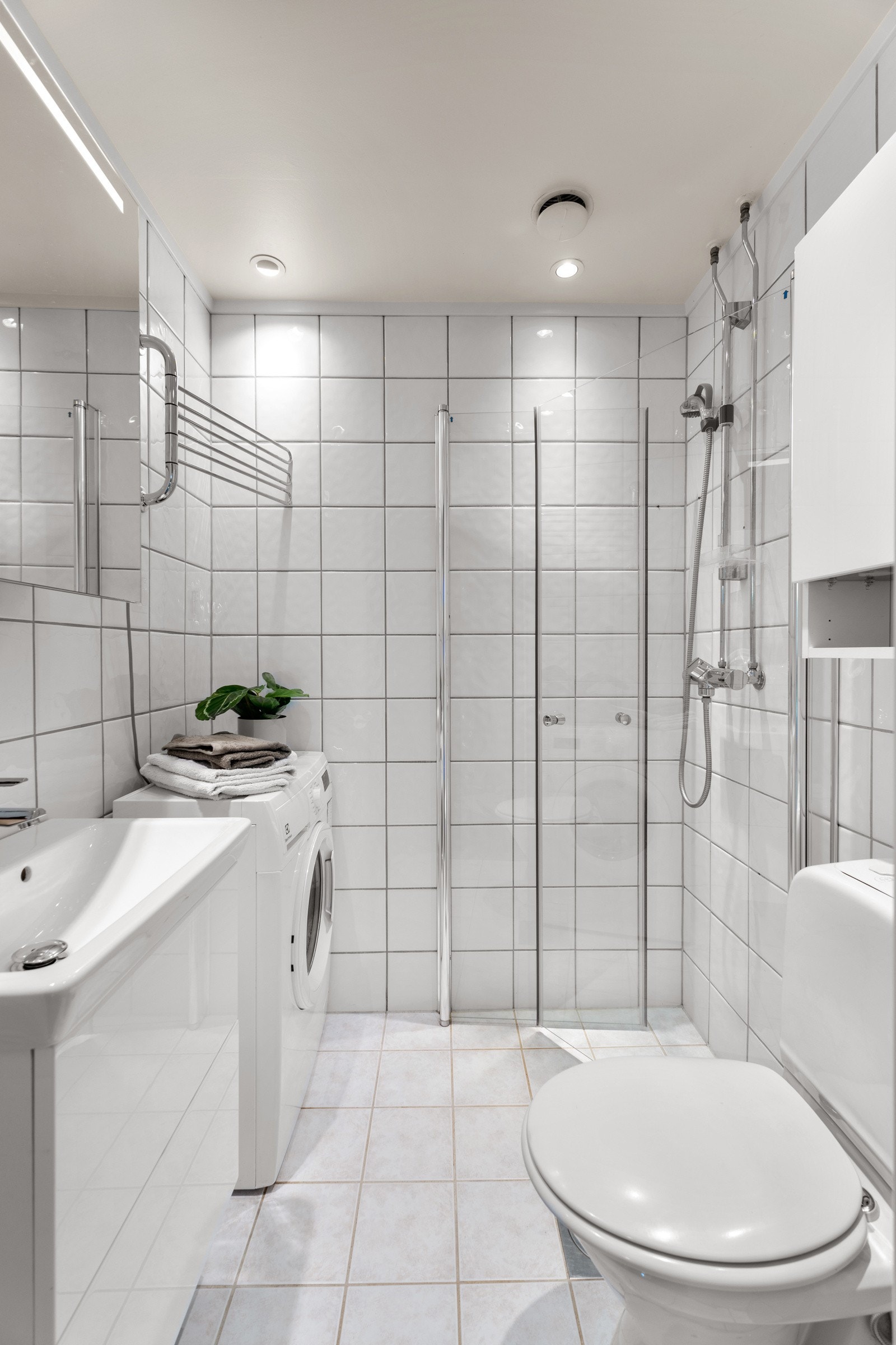 Flislagt baderom med behagelig gulvvarme - rehabilitert i regi av borettslaget år 2000. Det er opplegg for vaskemaskin. Galleribilde