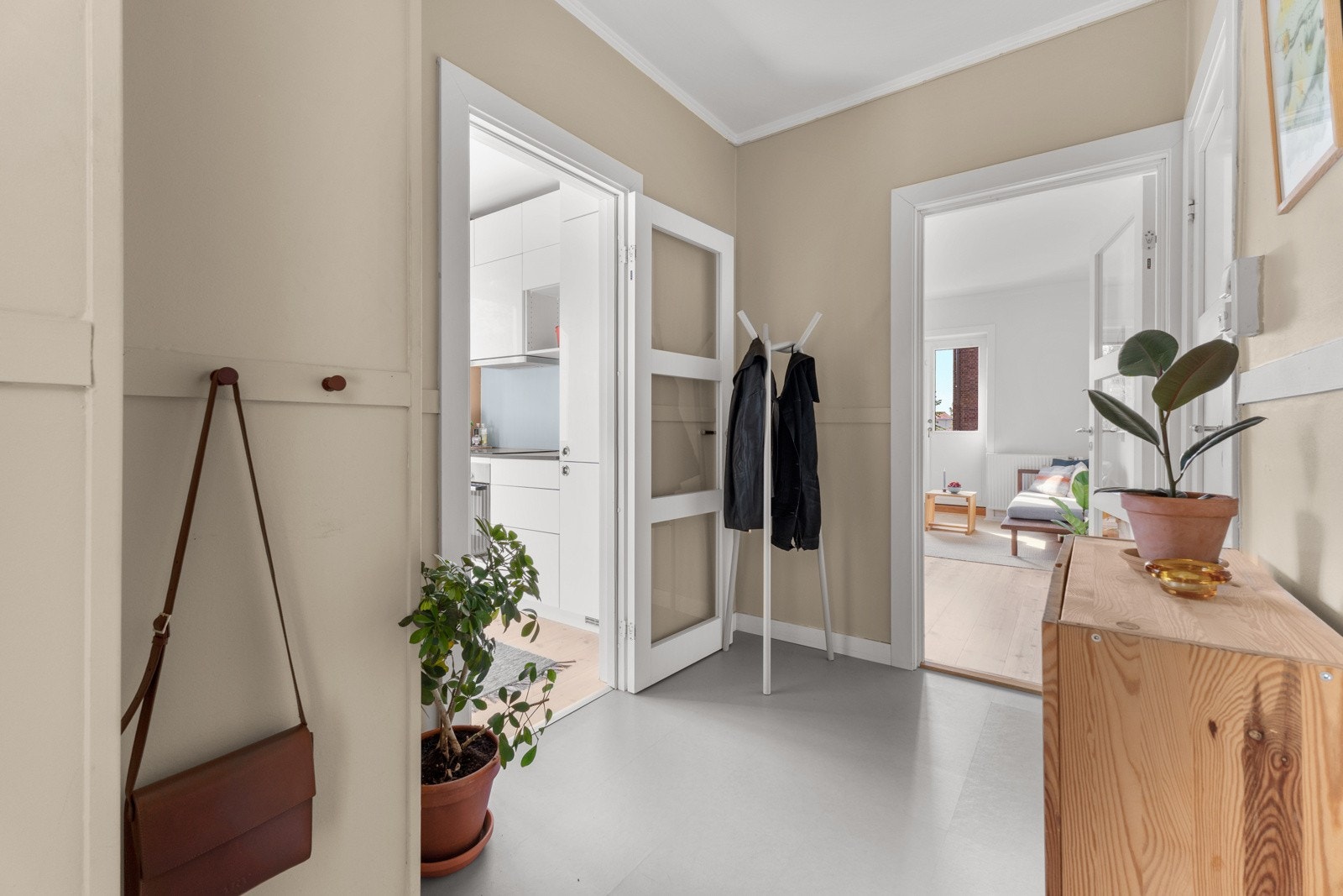 Velkommen inn! Romslig entré med god plass til avheng av yttertøy og sko, samt mulighet for diverse oppbevaringsmuligheter. Galleribilde