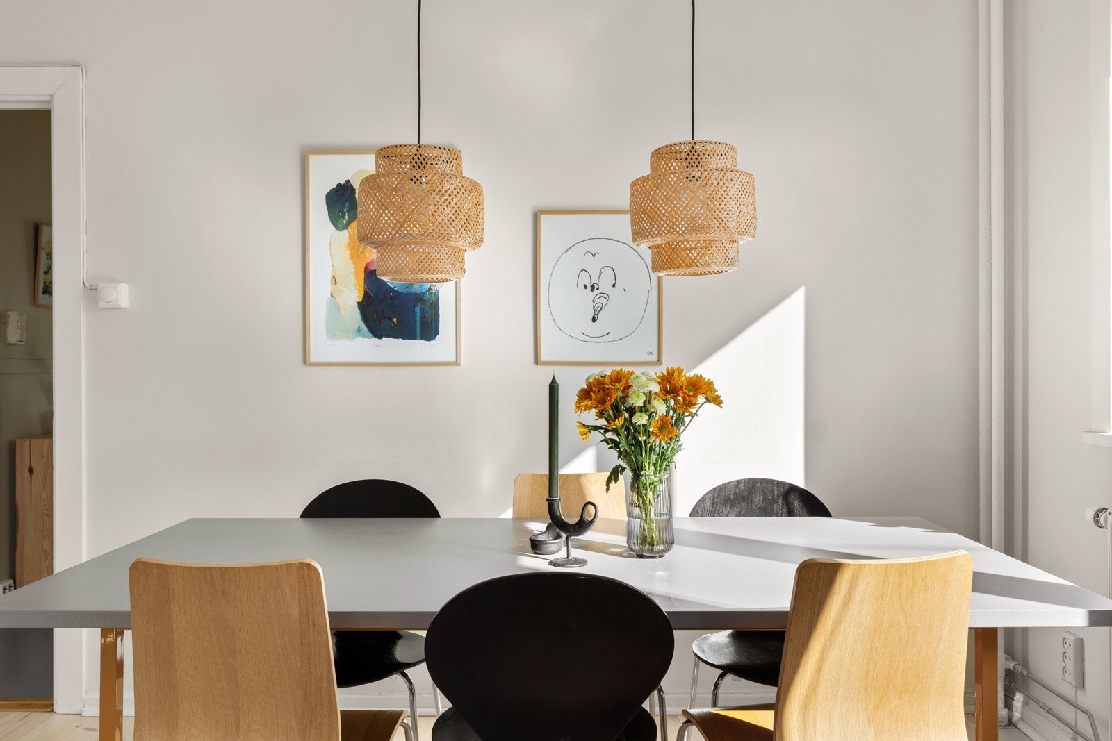 Leiligheten er vel gjennomført med tidløse overflater, hvor vegger er nymalt i 2023. På gulv er det lagt perkett i heltre furu - også i 2023. Galleribilde