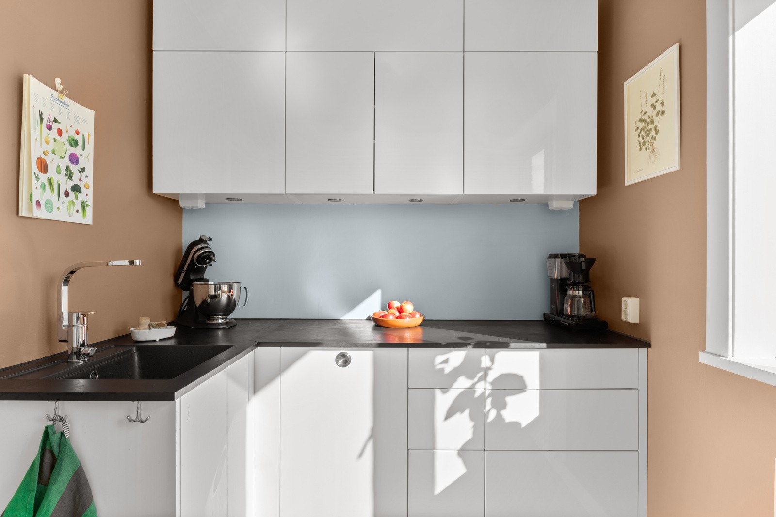 Praktisk og fin kjøkkeninnredning med gode løsninger og godt med skap- og benkeplass. Galleribilde