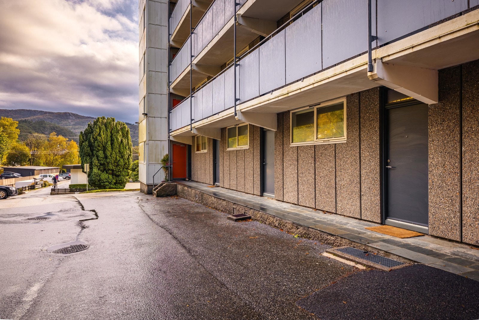 Her har du inngang på bakkeplan, praktisk og helt supert for av/på lessing. Galleribilde