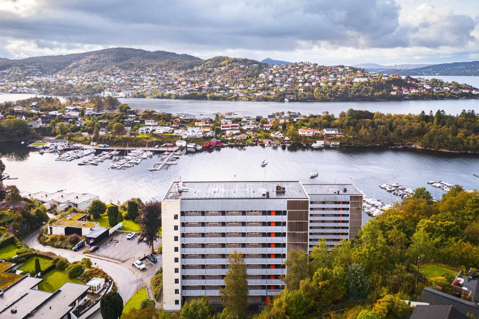 Vågslien 58 har en attraktiv beliggenhet ved båthavnen i Åstveitvågen på Tertnes. Her bor du med kort vei til både matbutikk, idrettsanlegg, turområder og offentlig transport, alt du trenger i hverdagen, rett i nærheten. Galleribilde