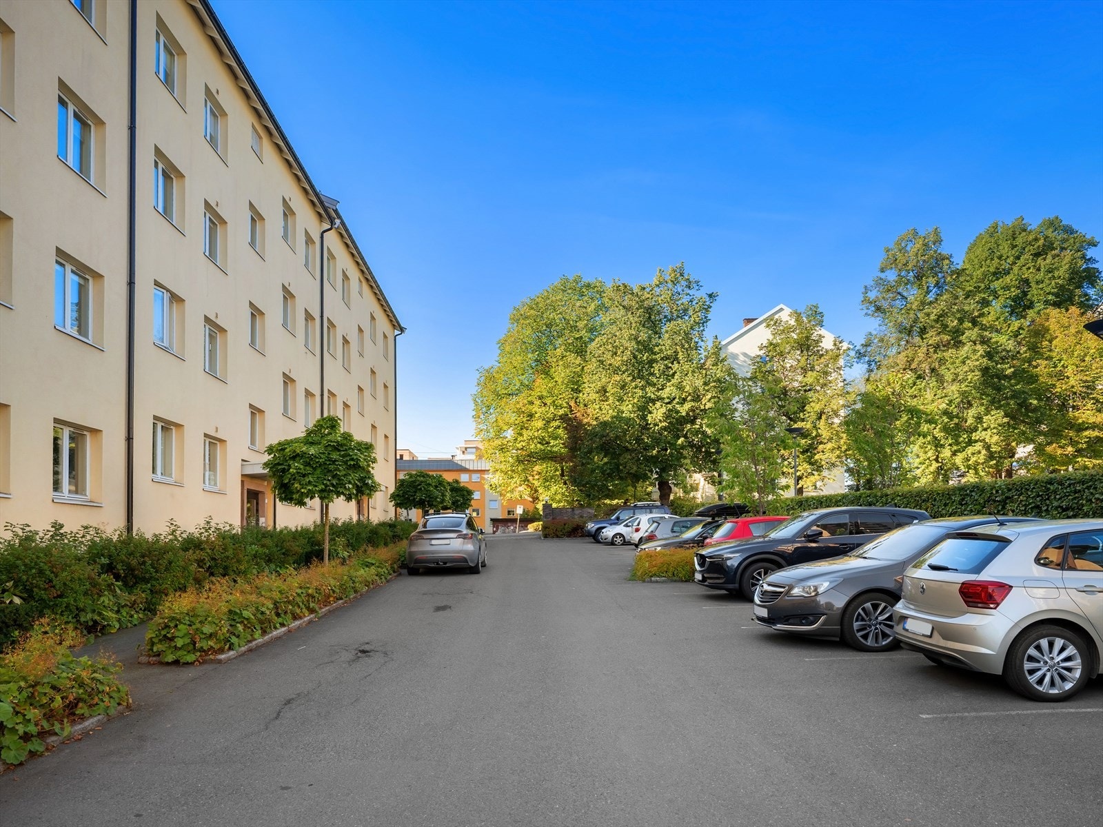 Det er mulighet for å leie parkeringsplass av borettslaget, like ved leiligheten Galleribilde