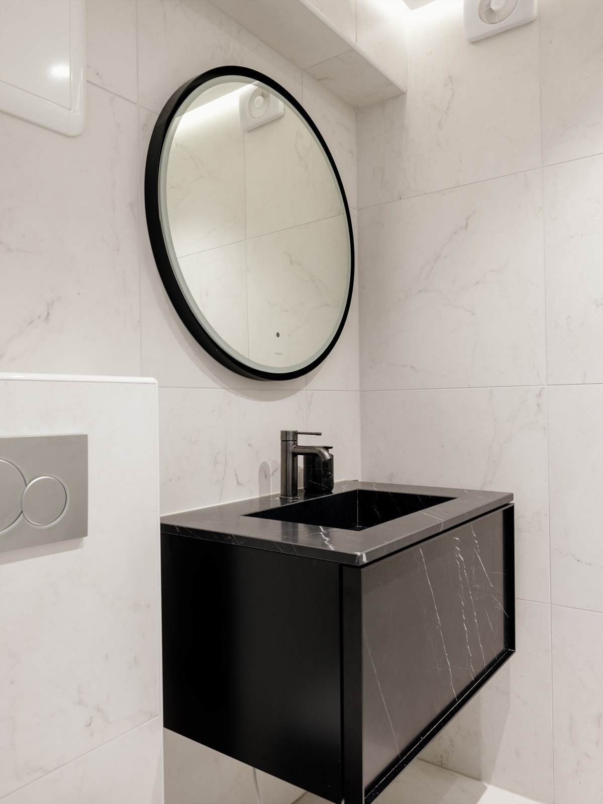 Vegghengt servant med underskap og armatur, speil, wc og dusjhjørne med glassdører og armatur med både regn/hånddusj fra Grohe. Galleribilde