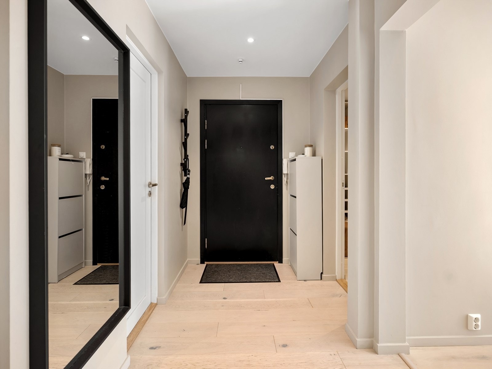 Velkommen inn - her blir du møtt av en lys og luftig entré Galleribilde