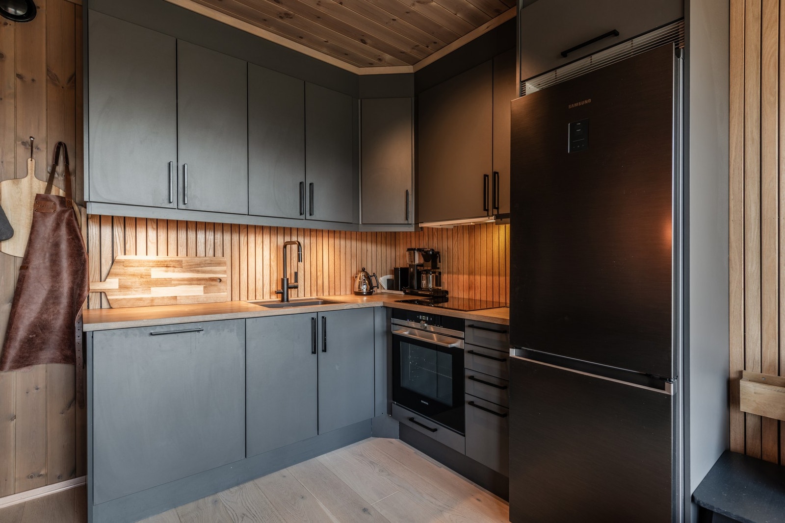 Pen moderne kjøkkeninnredning Galleribilde