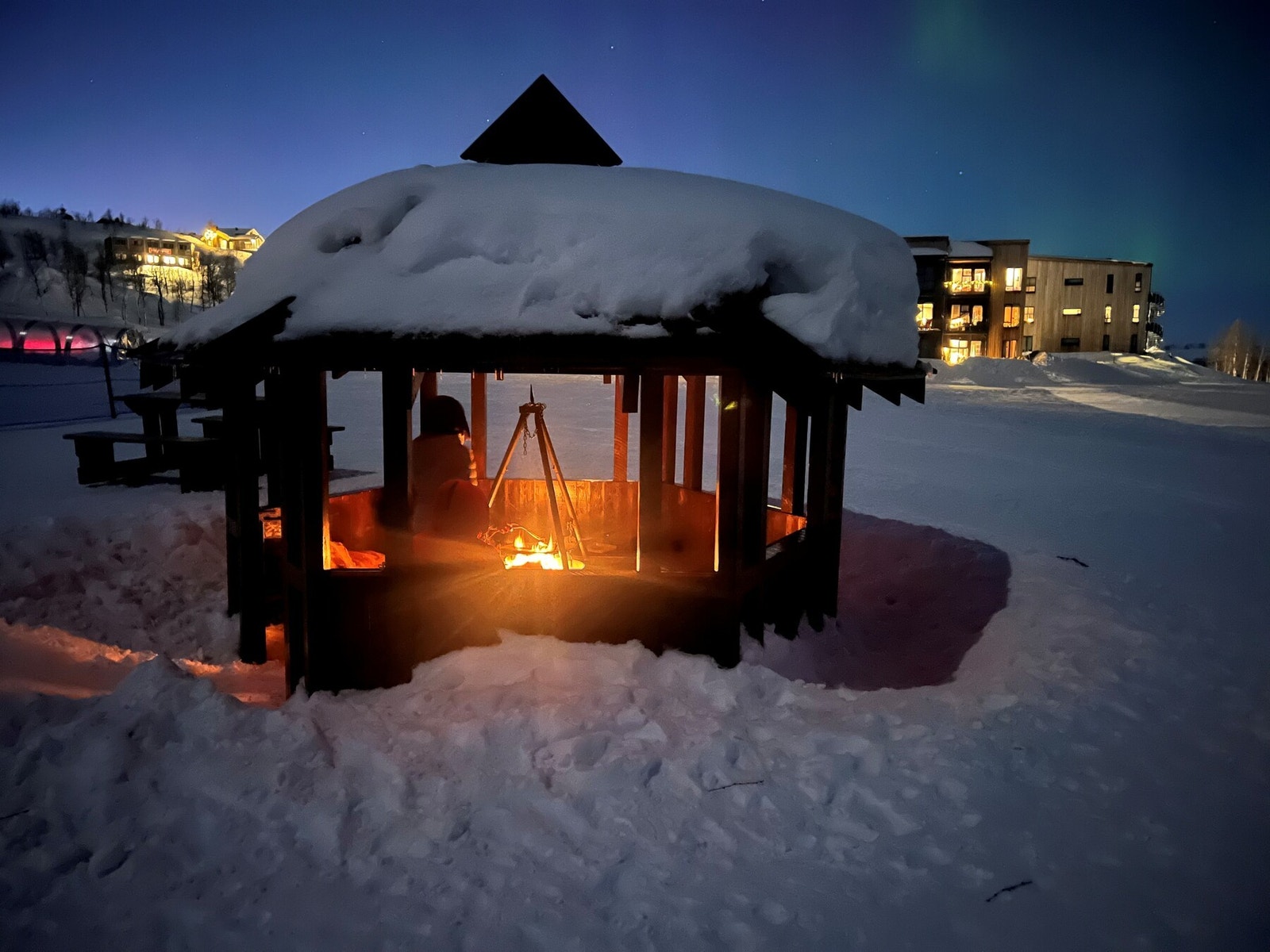 Ta en velfortjent pause med grilling av egen mat i en av grillbuene Galleribilde