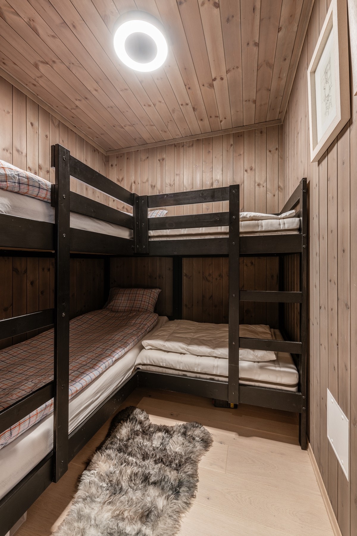 Rom innredet med senger, rommet oppfyller ikke krav til rom for varig opphold Galleribilde